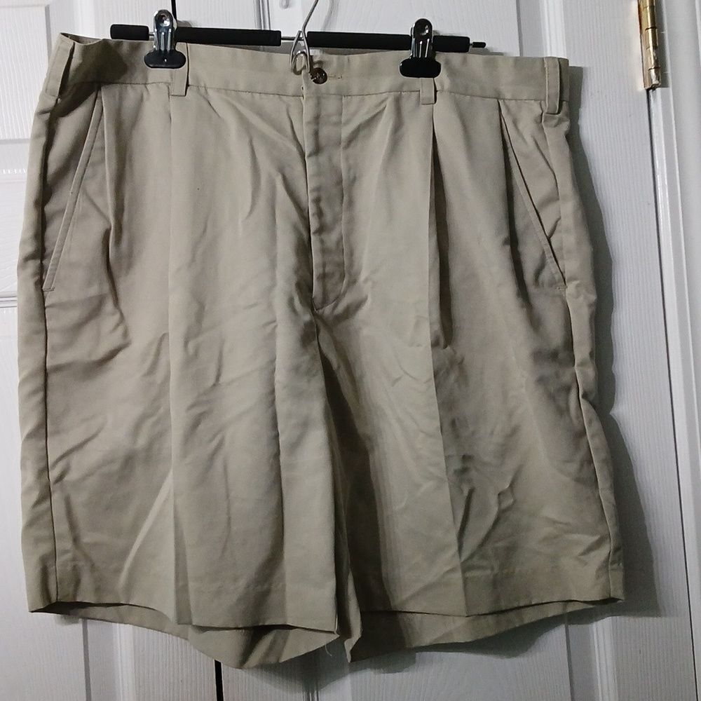 Izod  tan pleated front shorts  Sz 40 NWOT